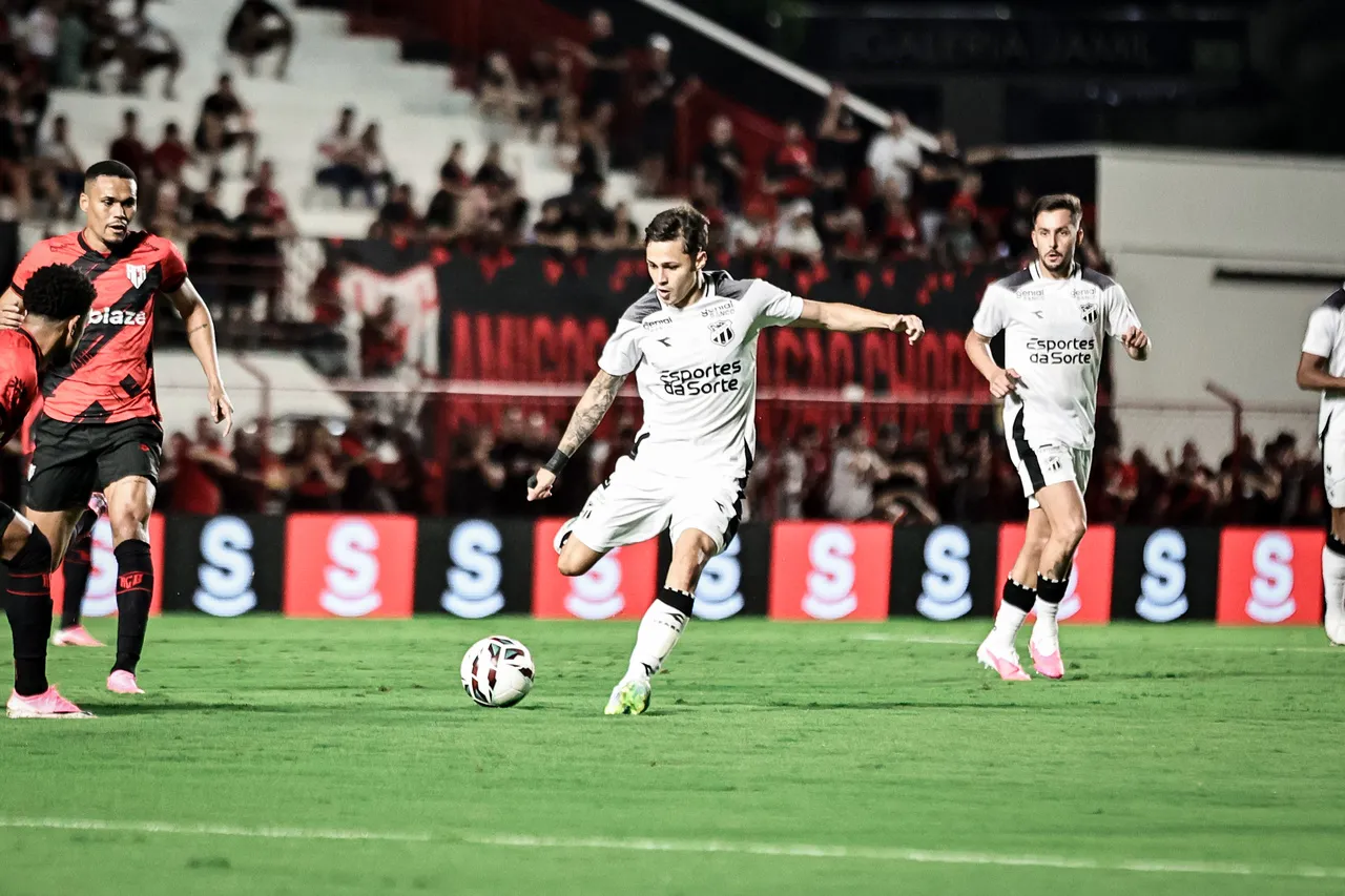 Matheus Araújo durante Atlético-GO x Ceará