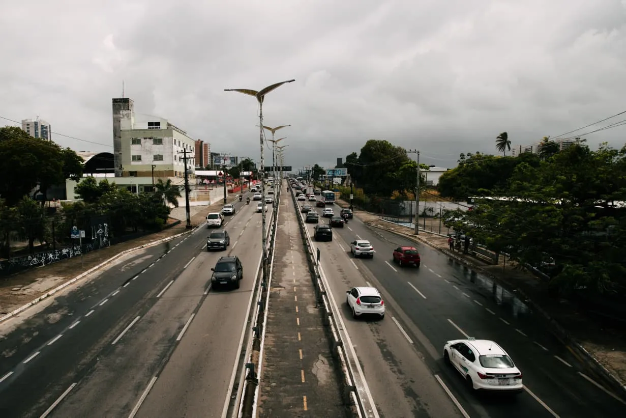 Tempo fechado e precpitações em diferentes bairros chamou atenção do fortalezense na manhã desta quinta-feira (10).