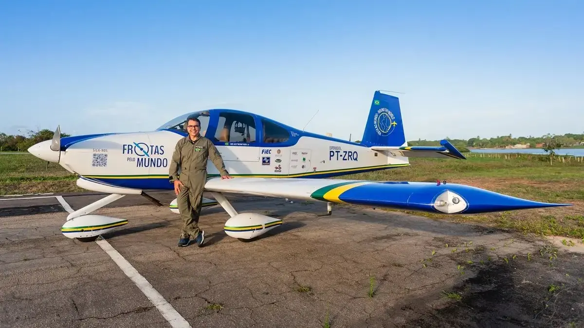 Alexandre Frota posa para foto ao lado de avião