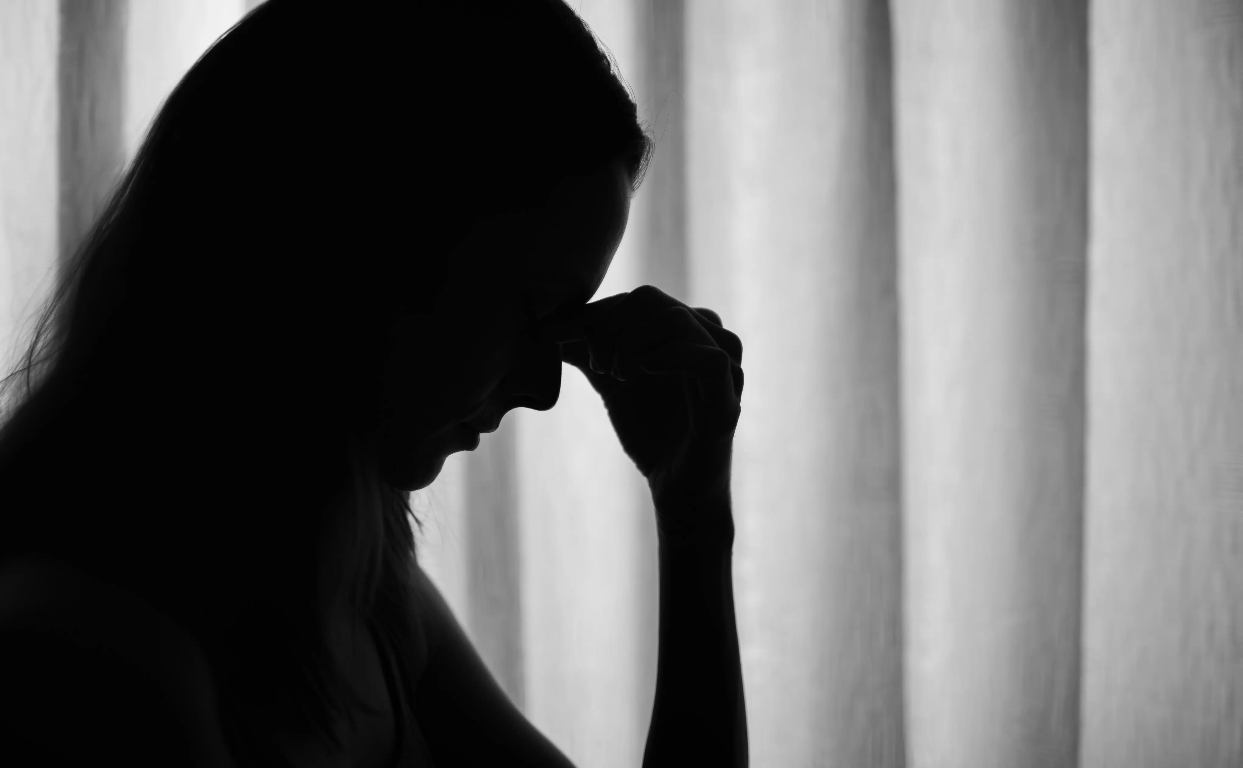Imagem da notícia ‘Crânio apertando meu cérebro’: como é viver com crises de enxaqueca que mudam a rotina