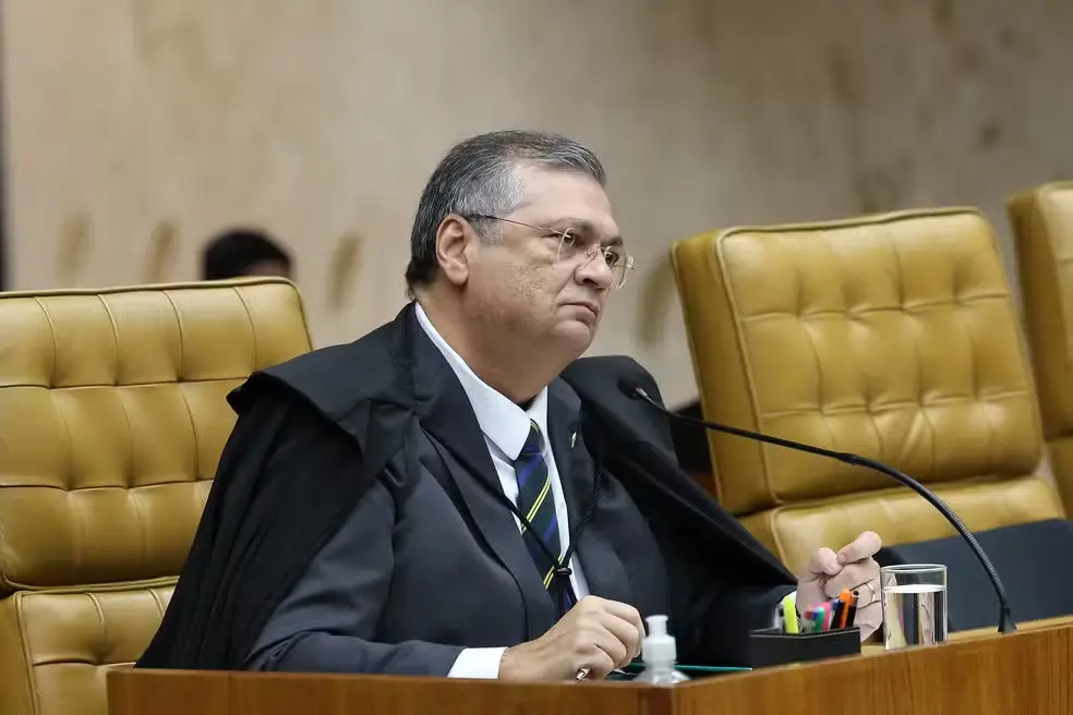 Imagem da notícia Defesa de Flávio Bolsonaro tentou transferir investigações sobre 'Dark Horse' para Mendonça