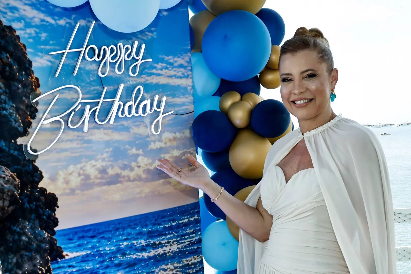 Imagem da notícia CAPTEI: Natália Varela celebra 50 anos em tarde azul à beira-mar