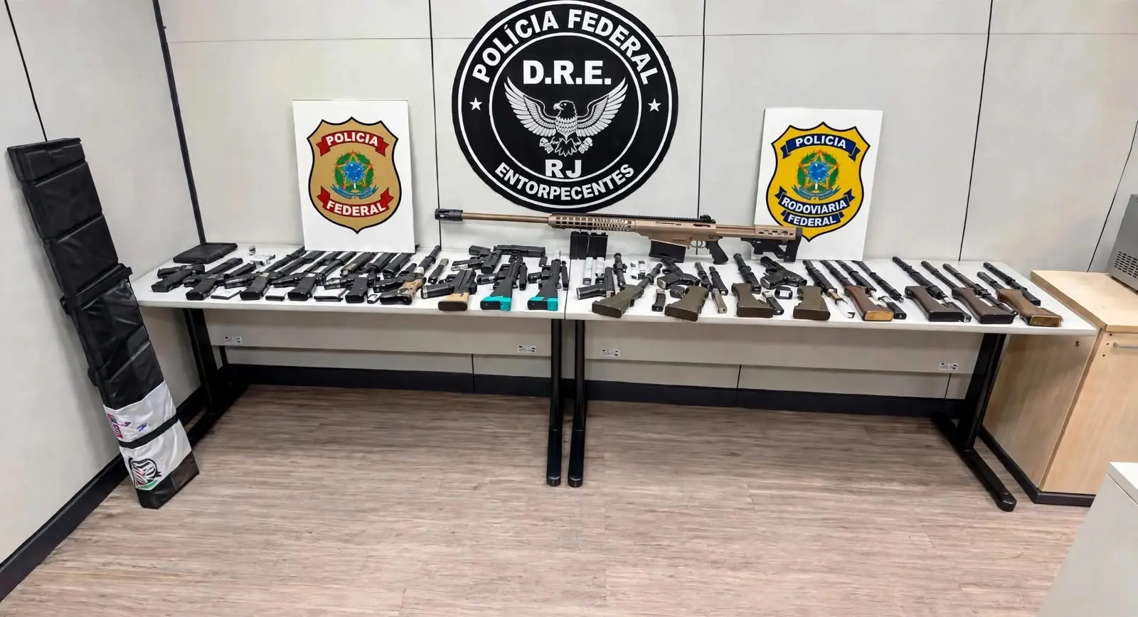 Imagem da notícia PRF e PF apreendem arsenal com 11 fuzis e uma submetralhadora no Rio de Janeiro