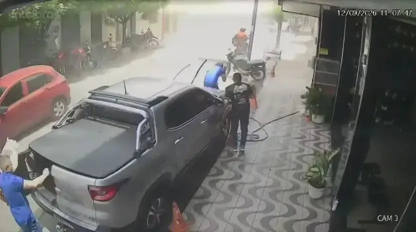 Imagem da notícia Motociclista é atingido por placa durante rajada de vento no Ceará; veja vídeo