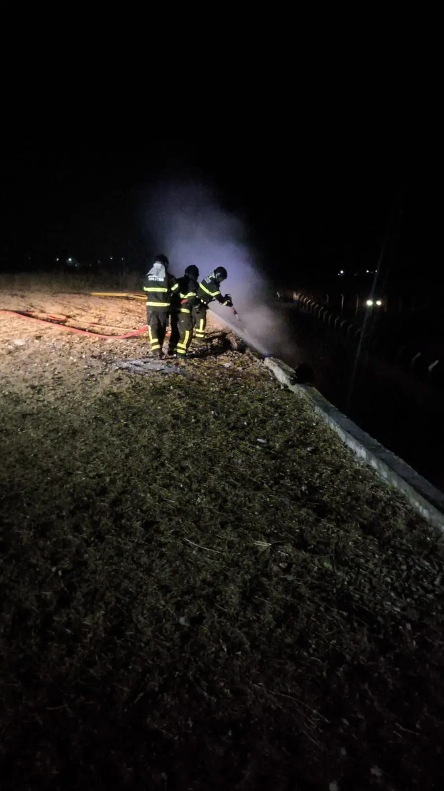 Imagem da notícia: Vídeo: bombeiros combatem incêndio em avião de Rey Vaqueiro