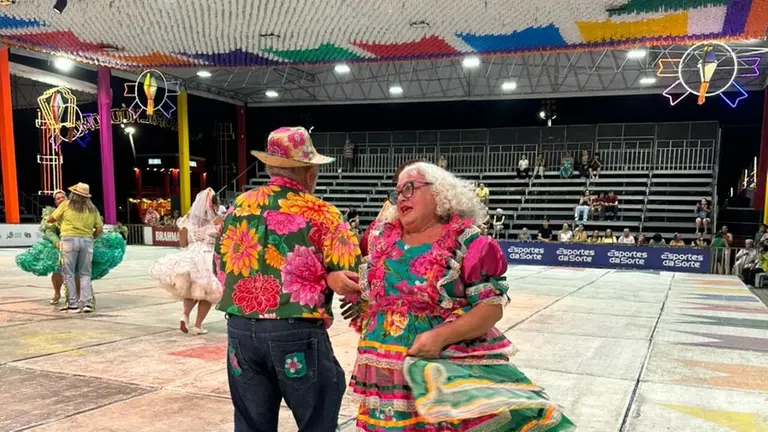 Joventina dançando quadrilha