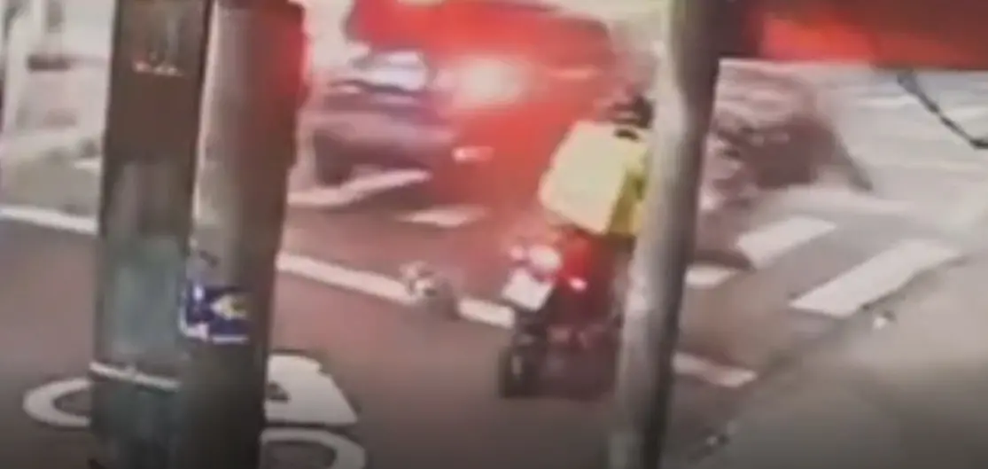 Imagem da notícia Motociclista parado na faixa é atropelado por condutor alcoolizado em Fortaleza, vídeo 