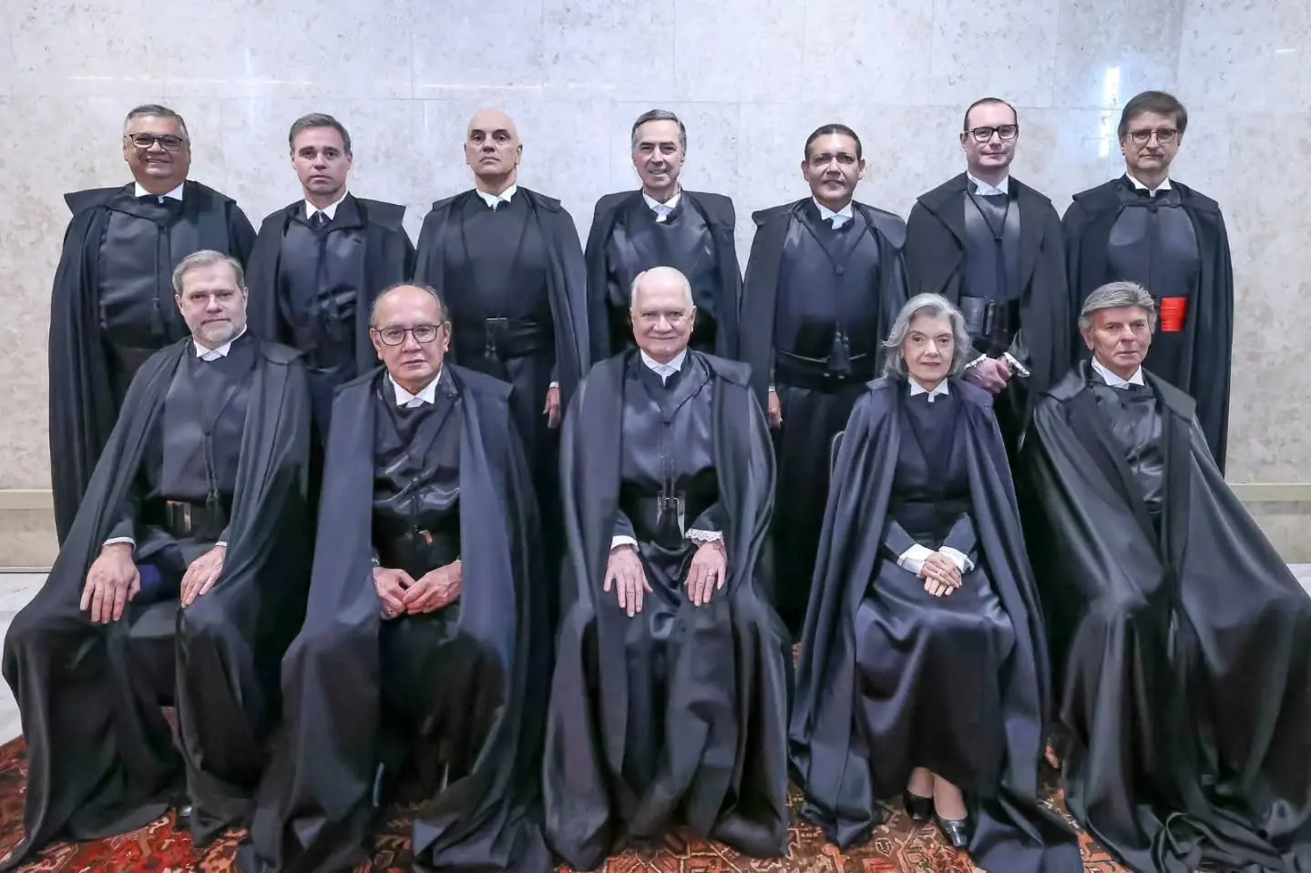 Imagem da notícia Entenda por que ministros do STF usam toga durante sessões 