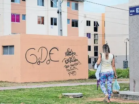 Imagem da notícia: 'Correio humano' e braço direito de líder de facção no Ceará: advogada alvo de operação é solta