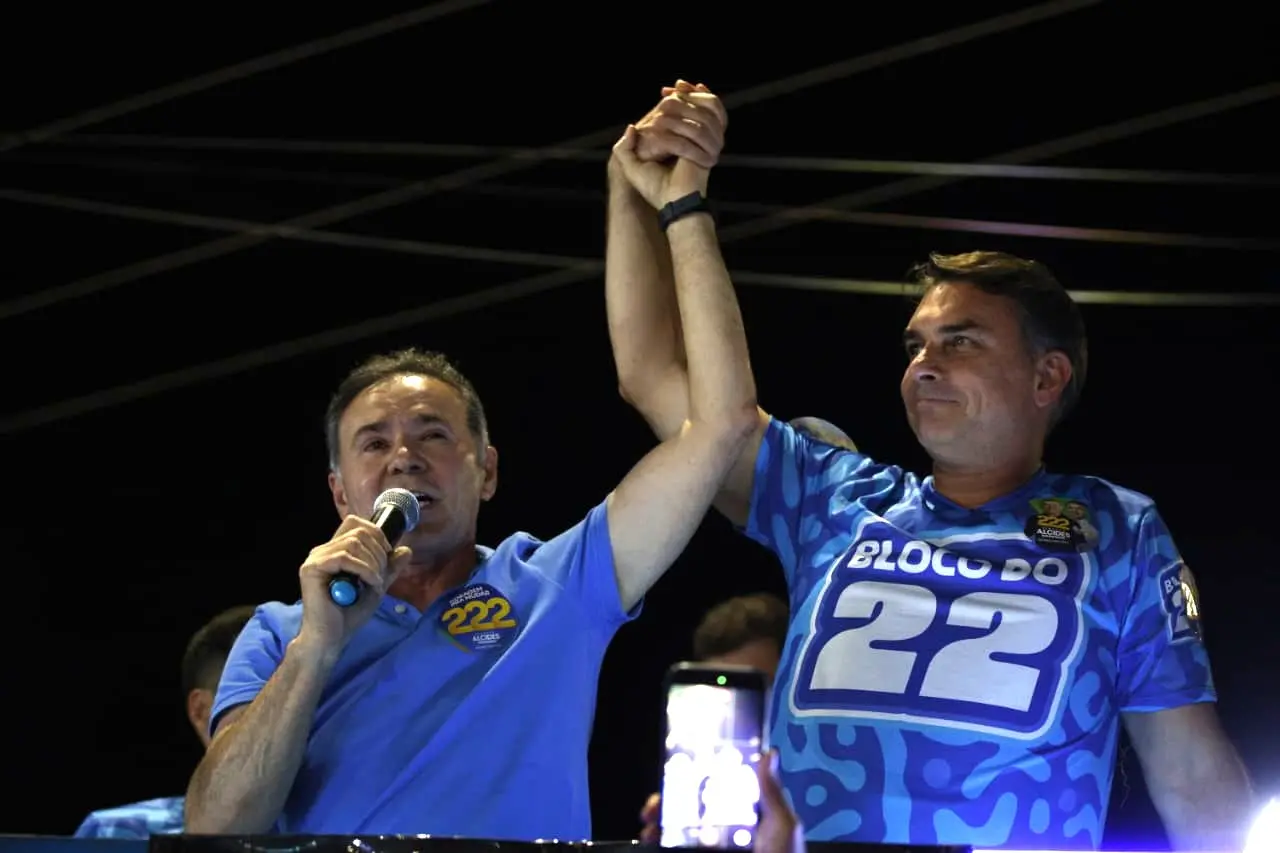 Imagem da notícia Alcides critica petistas e levanta bandeira de impeachment no STF ao lado de Flávio no Ceará