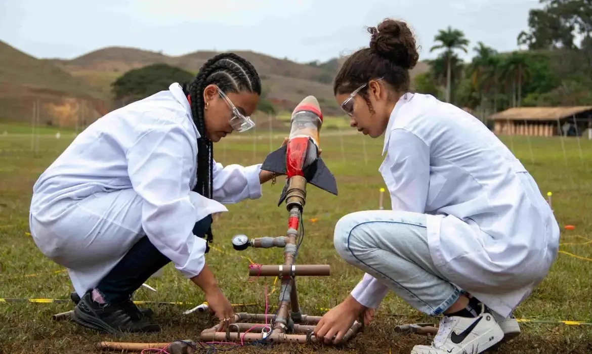 Imagem da notícia 25 alunos de Fortaleza ficam fora de competição de foguetes por falta de inscrição paga pela Prefeitura