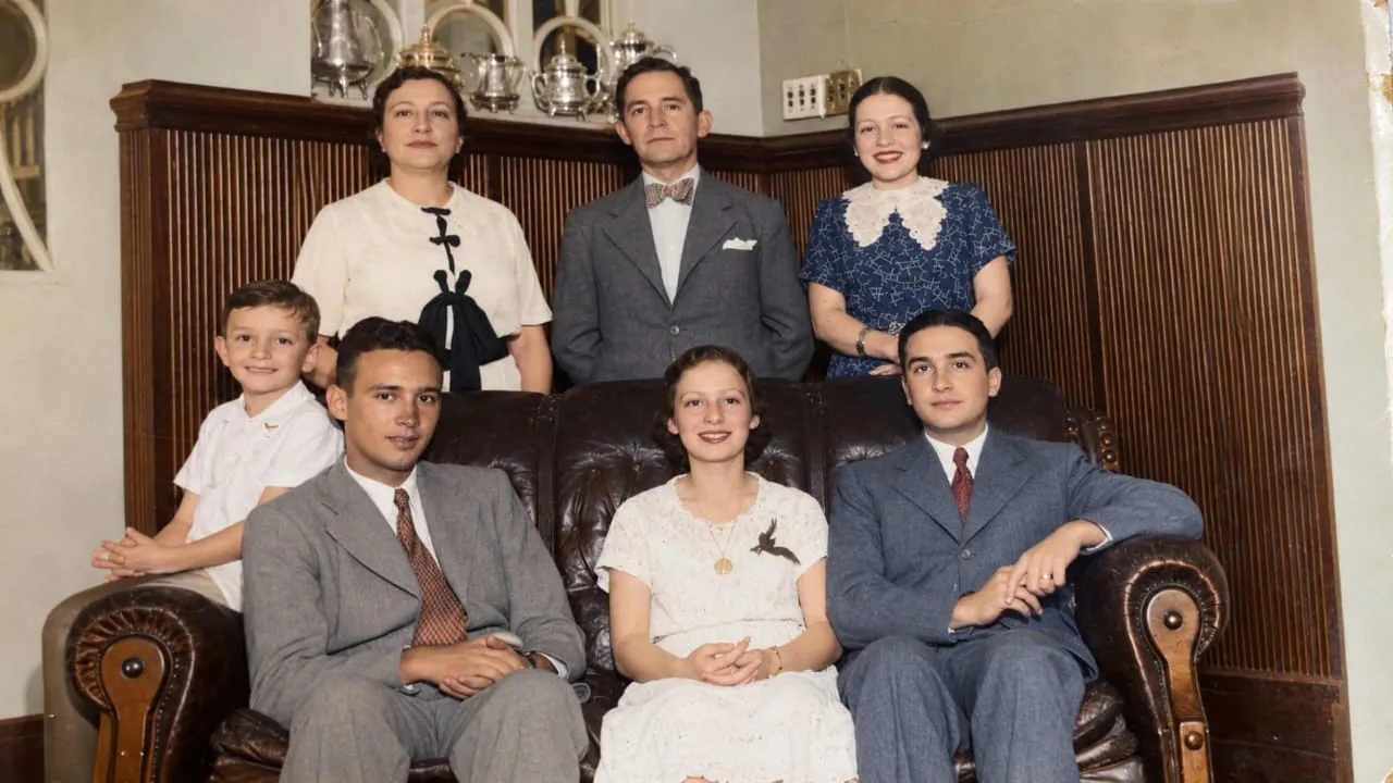 Família Markan na década de 1920 eum das salas do casarão da Avenida Imperador, 1.313. (Imagem melhorada com uso de IA)