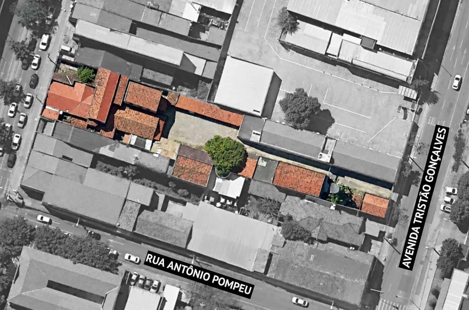 Terreno do casarão vai até a Avenida Tristão Gonçalves.