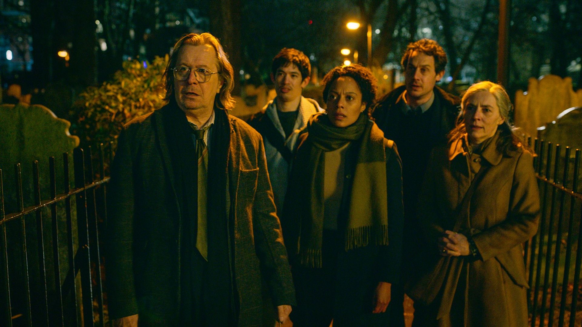 A série conta com atores de peso, como Gary Oldman e Jack Lowden, que estará na nova adaptação de 