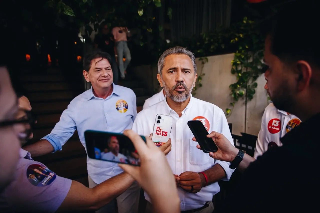 Elmano concede entrevista para a imprensa. Ao lado dele, o senador Cid Gomes.