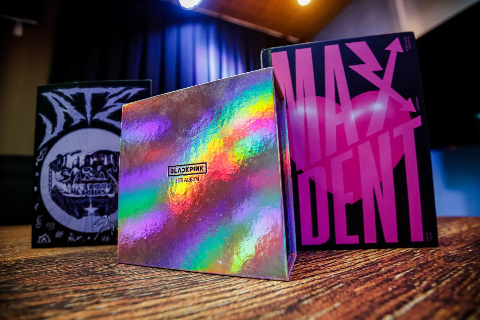 Discos de K-pop impulsionaram vendas. Na foto: ATE (2024), do Stray Kids, The Album (2020) do BlackPink, e Maxident (2022), do Stray Kids.