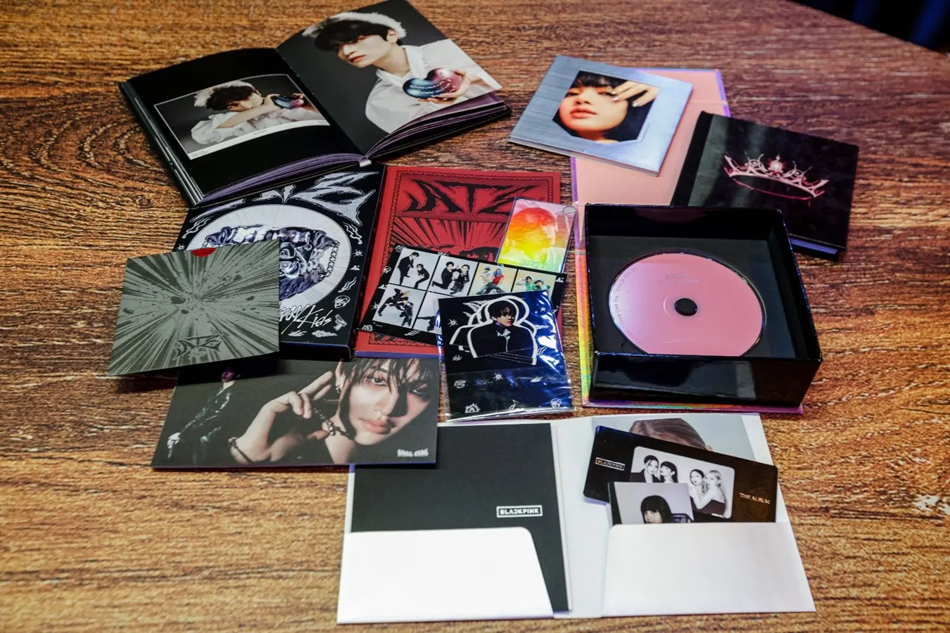 Artistas e gravadoras de K-pop investem em itens colecionáveis, como cards e photobooks.