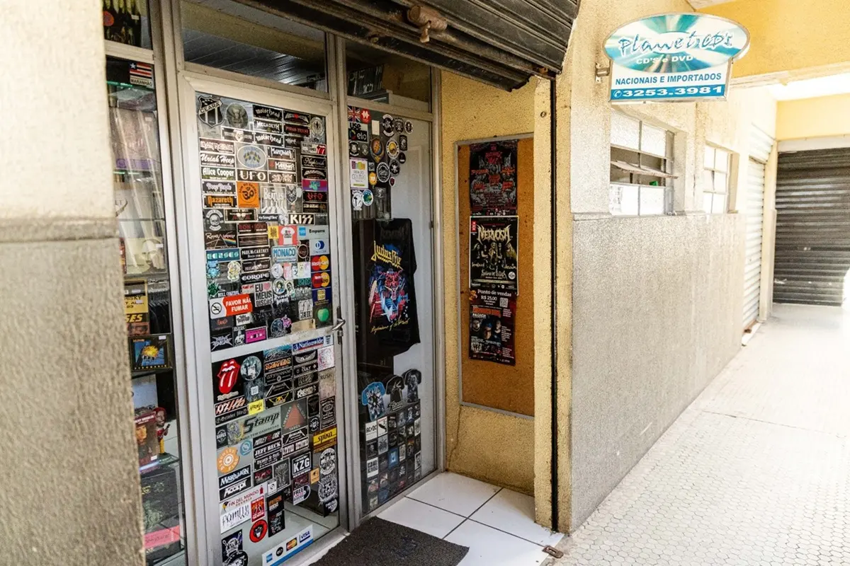 Localizada no segundo andar da Galeria do Rock, Planet CDs tem estoque abastecido regularmente, com clássicos e lançamentos.