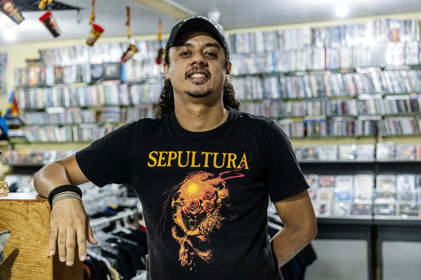 Fernando trabalha em uma loja de CDs há 17 anos e acompanhou diferentes fases do formato.