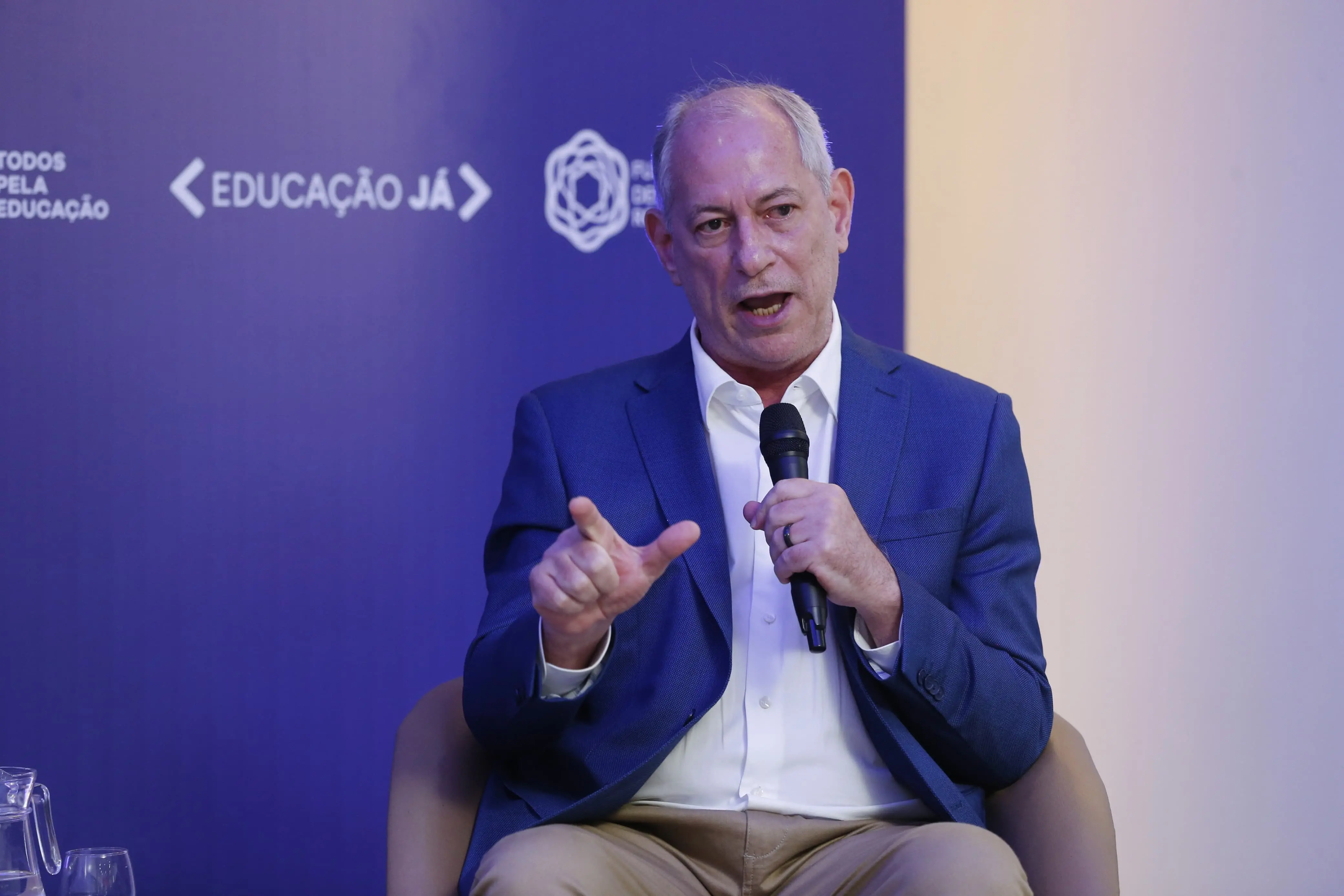 Imagem da notícia Ciro quer transição para reduzir número de professores temporários no CE com ‘direitos garantidos’