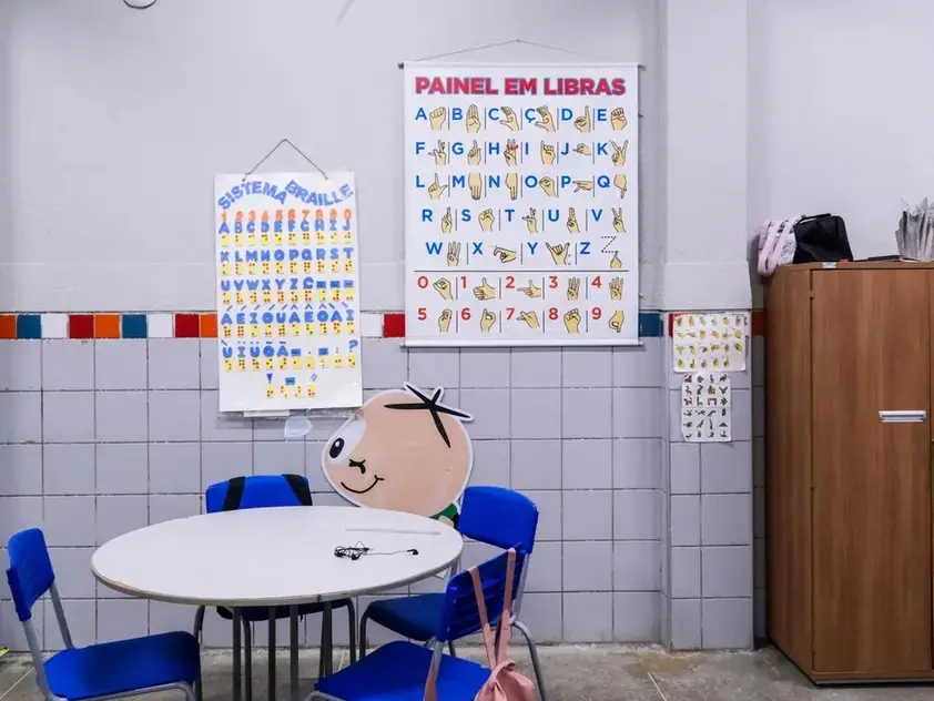 Imagem da notícia Escolas públicas do CE têm mais salas de recursos e profissionais de apoio a PcD que as privadas, diz IBGE