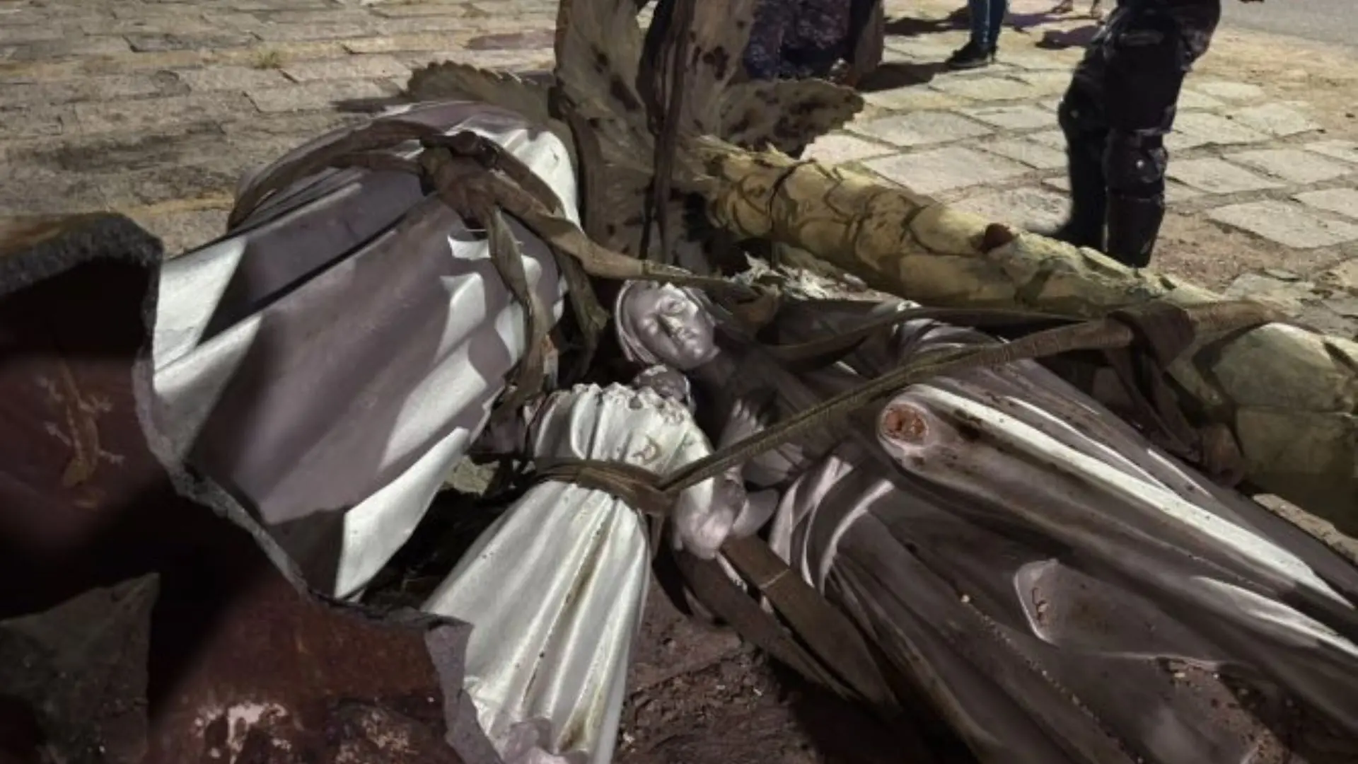Imagem da notícia Empresa que retirava imagem da Sagrada Família fará restauro após queda, diz Arquidiocese