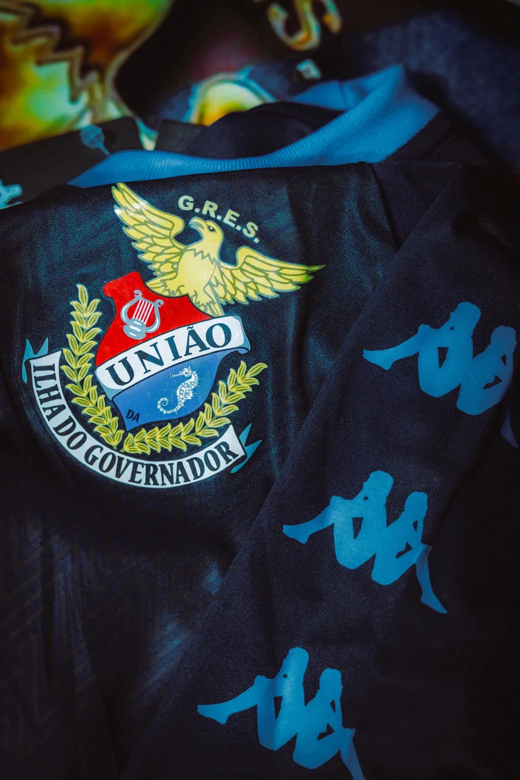 Camisa lançada em parceria da Kappa com a Escola de Samba União da Ilha.
