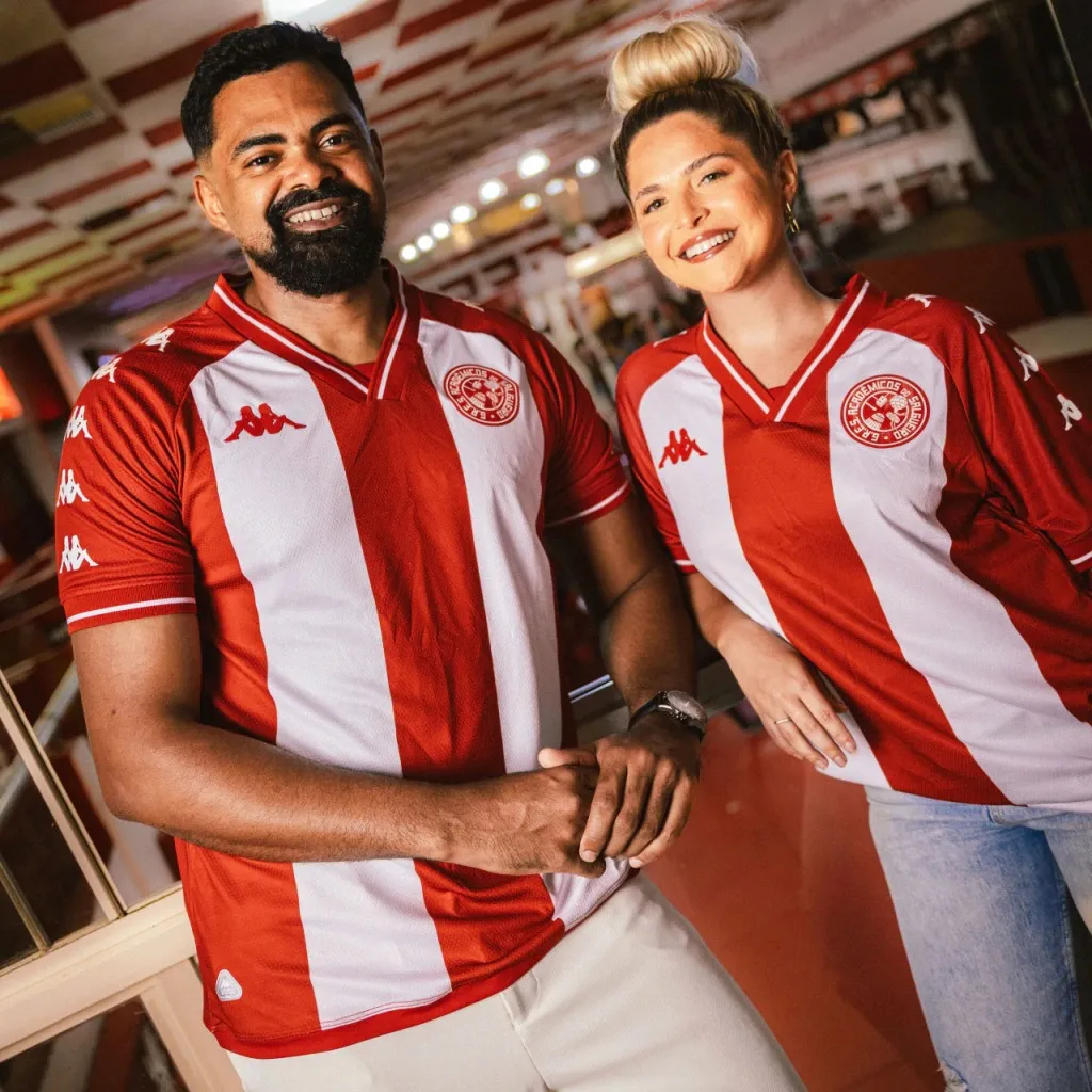 Camisa lançada em parceria entre a escola de samba Salgueiro e a marca Kappa.