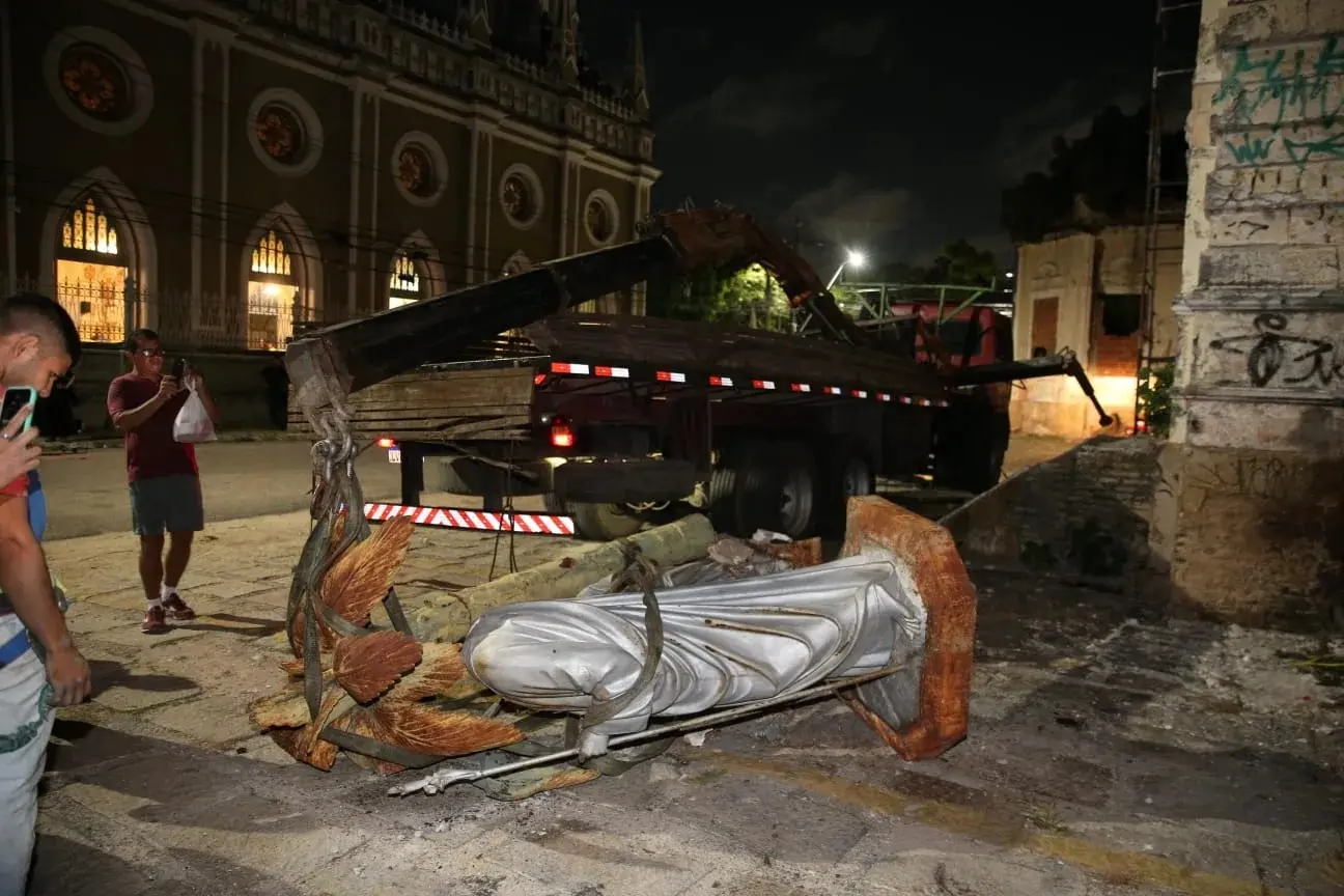 Imagem da notícia Imagem da Sagrada Família teve 'pequena parte' danificada, diz prefeitura