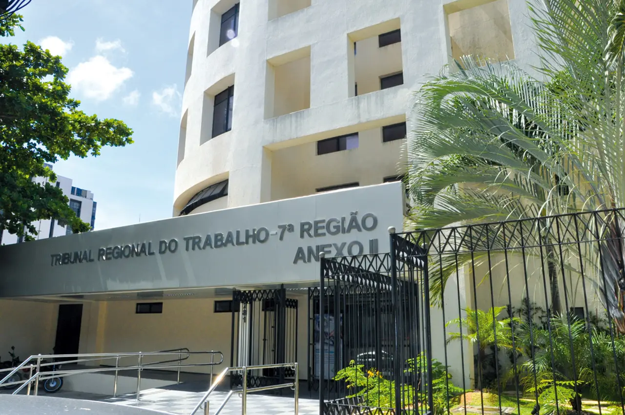 Imagem da notícia Profissional pode ser empregado e parceiro comercial de empresa ao mesmo tempo, diz Justiça