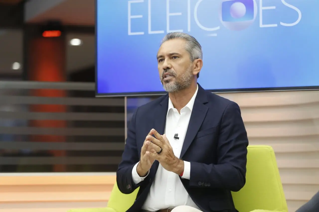 Imagem da notícia Justiça barra inserção do PT que compara Ciro a Bolsonaro e retira 29 minutos de Elmano da TV
