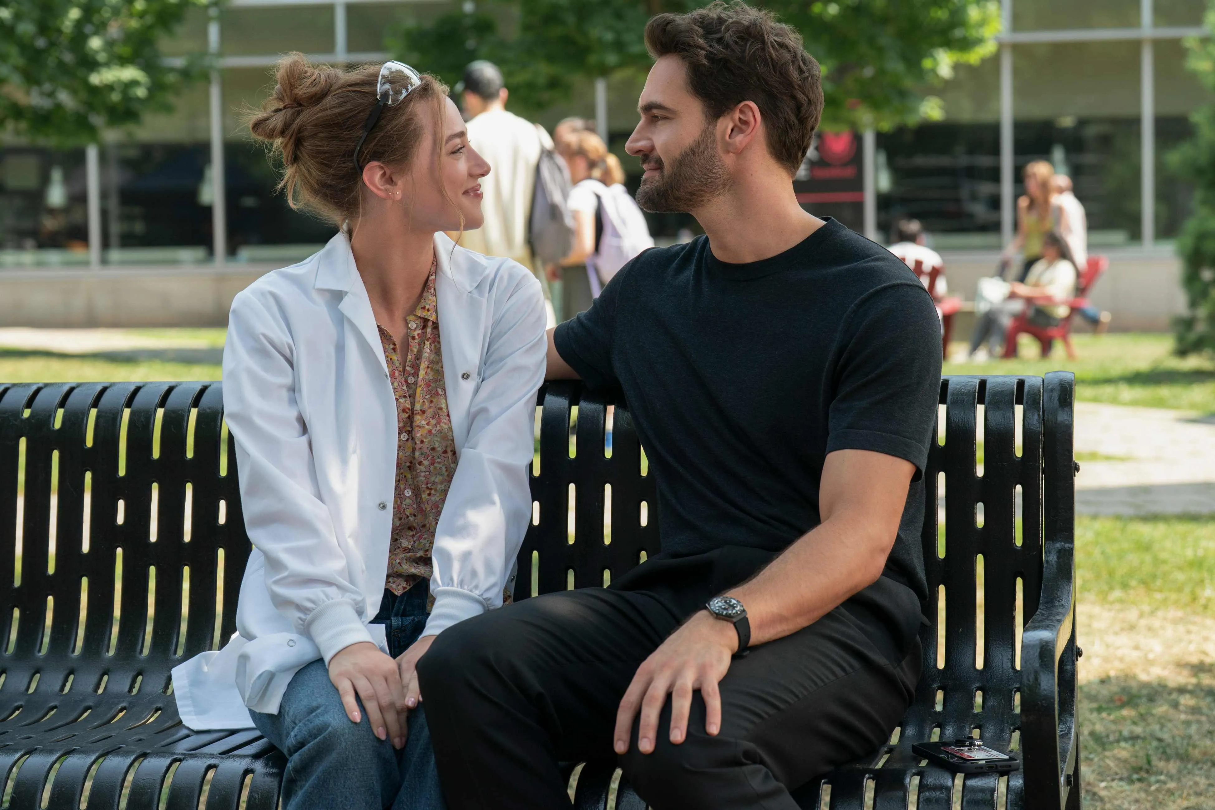 Lili Reinhart e Tom Bateman dão vida aos personagens Oliver e Adam.