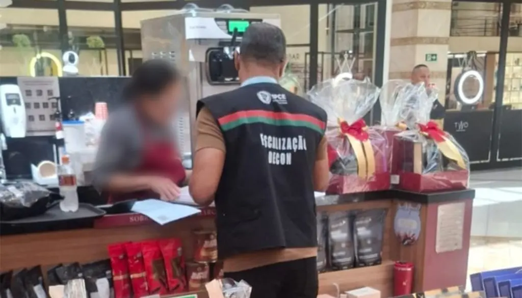 Imagem da notícia Decon autua 22 lojas de Fortaleza por venda de produtos vencidos e falta de alvará