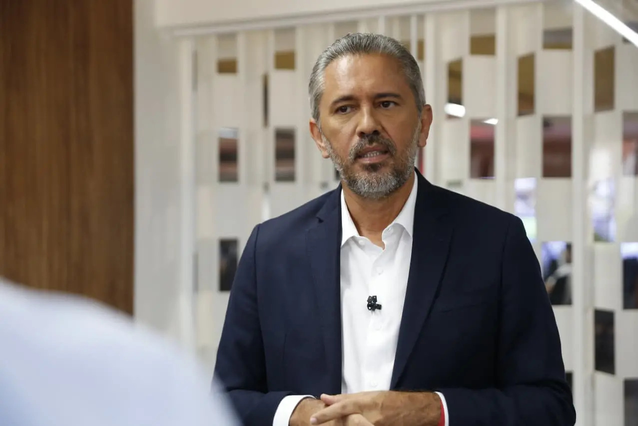 Imagem da notícia Justiça Eleitoral suspende perda de 29 minutos de Elmano na TV por comparação entre Ciro e Bolsonaro