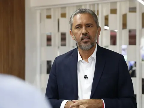 Imagem da notícia: Justiça Eleitoral suspende perda de 29 minutos de Elmano na TV por comparação entre Ciro e Bolsonaro