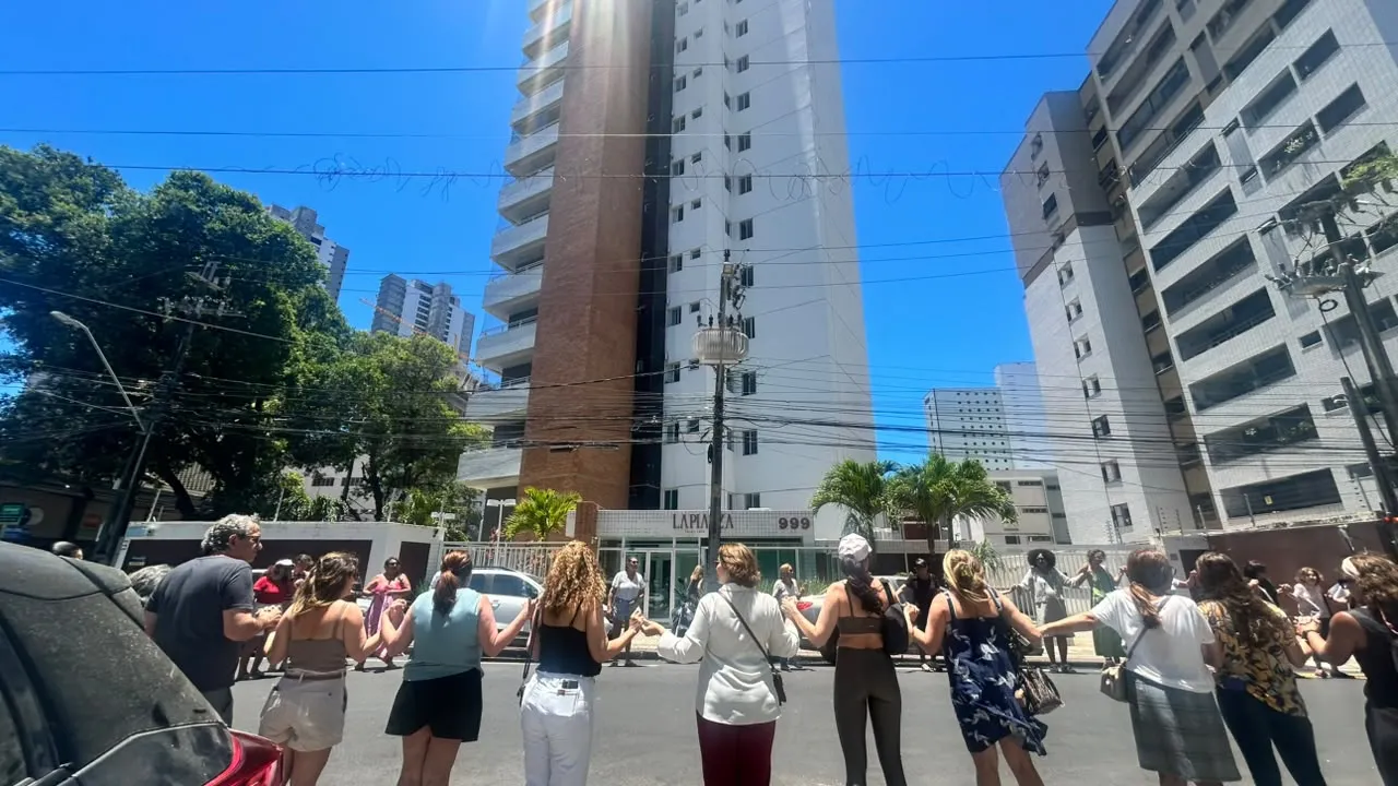 A manifestação se concentrou em frente ao prédio onde a estudante universitária foi encontrada morta.