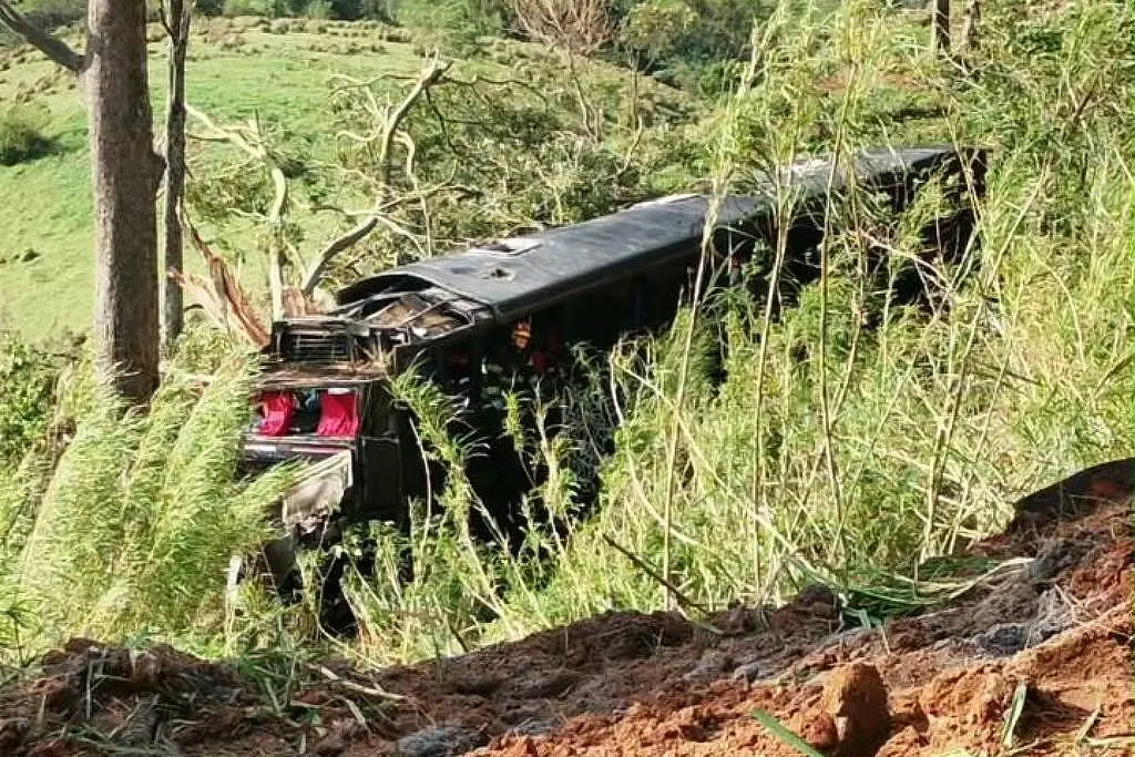Imagem da notícia Ônibus cai em ribanceira e deixa cinco mortos em Cruzeiro