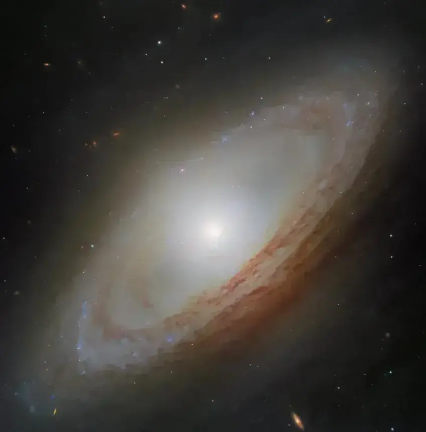 Imagem da notícia Galáxia “fora de sincronia” intriga astrônomos em nova imagem de telescópio