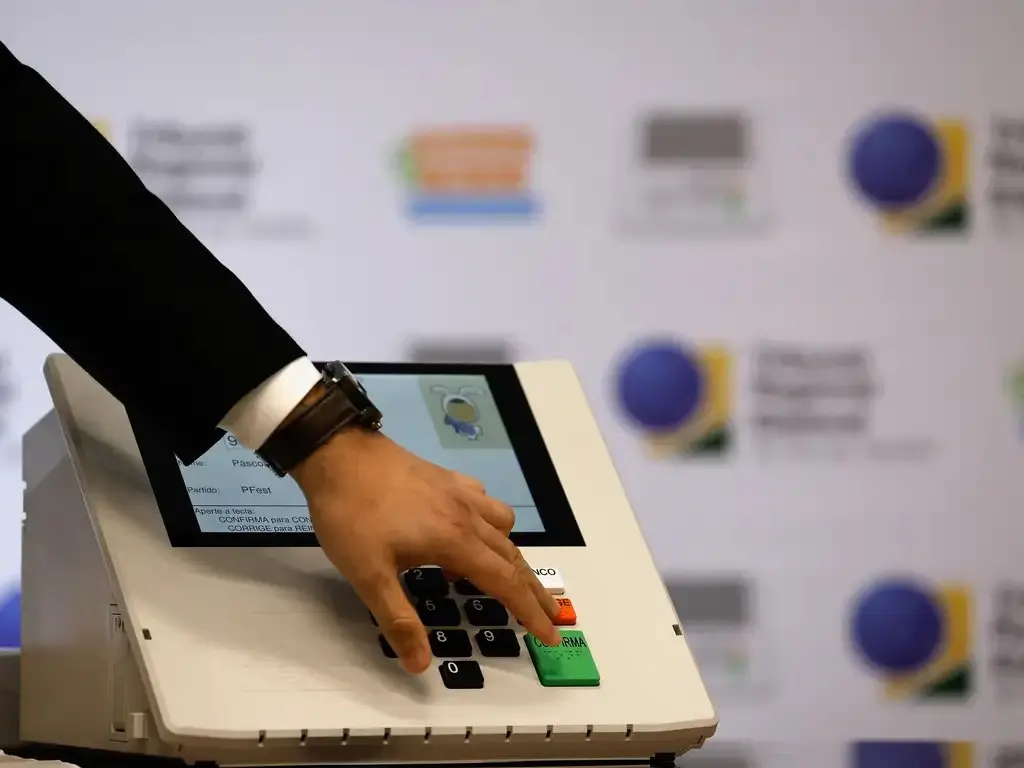 Urna eletrônica, com dígitos de 0 a 9 e botões 