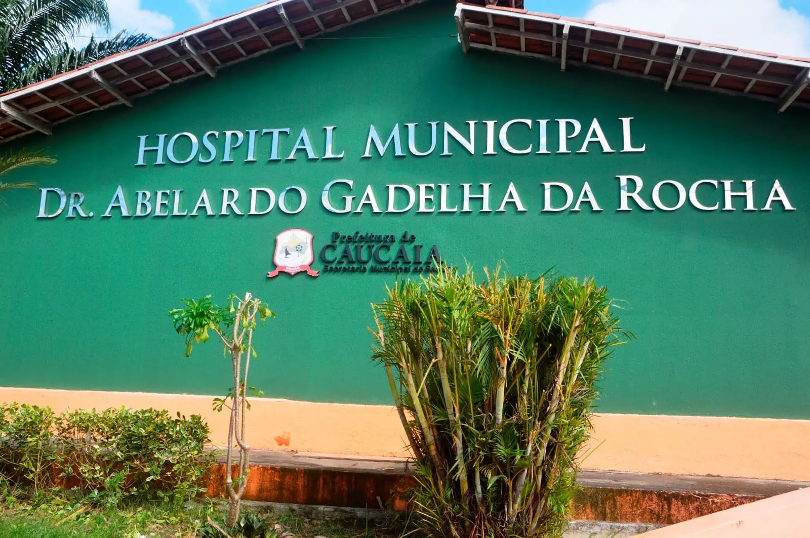 Imagem da notícia Homem invade hospital em Caucaia, agride mulheres e tenta retirar criança dos braços da mãe