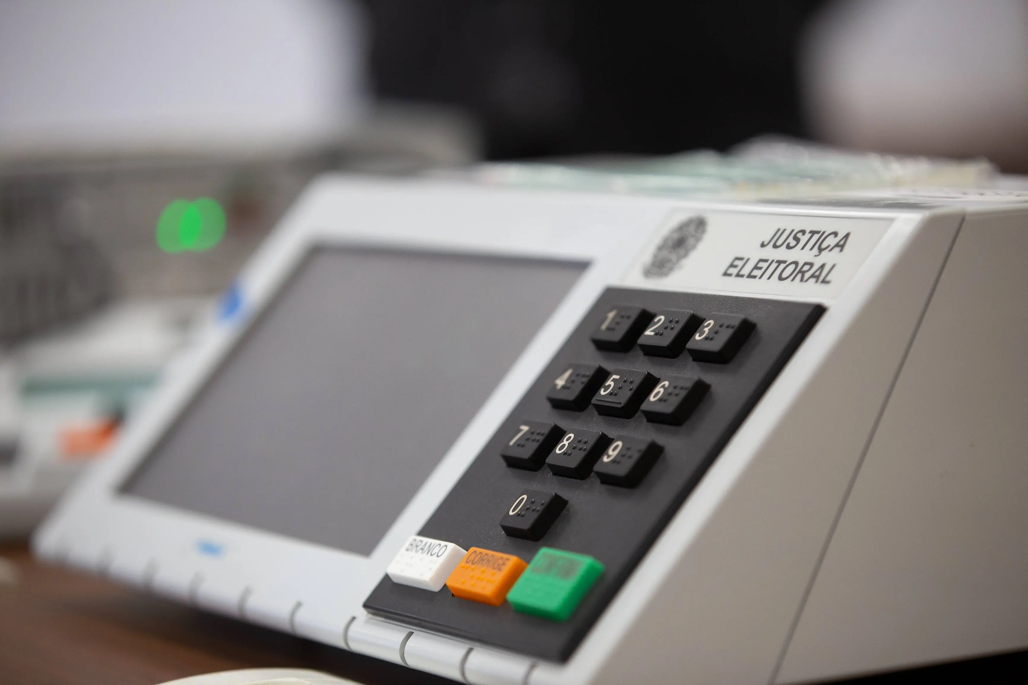 Imagem da notícia TRE-CE realiza testes e lacre das urnas eletrônicas para eleições de 2026