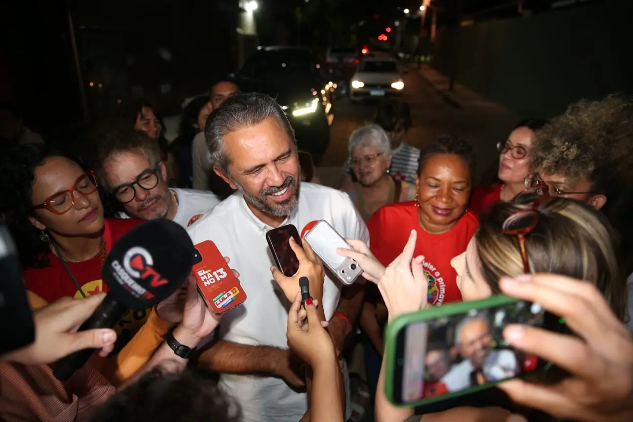 Elmano dá entrevista a jornalistas ao lado da ministra Margareth Menezes.