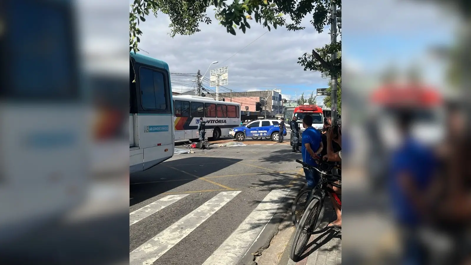Imagem da notícia Duas pessoas morrem após colisão entre moto e ônibus em avenida de Fortaleza