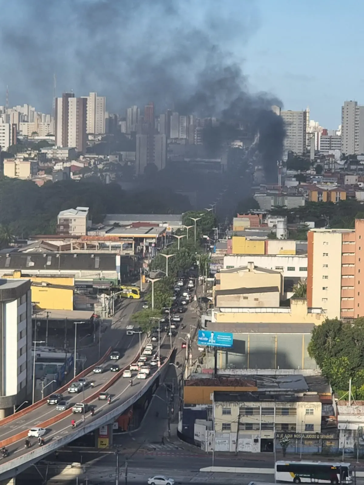 Imagem da notícia Incêndio atinge estabelecimento comercial próximo à Pontes Vieira, em Fortaleza