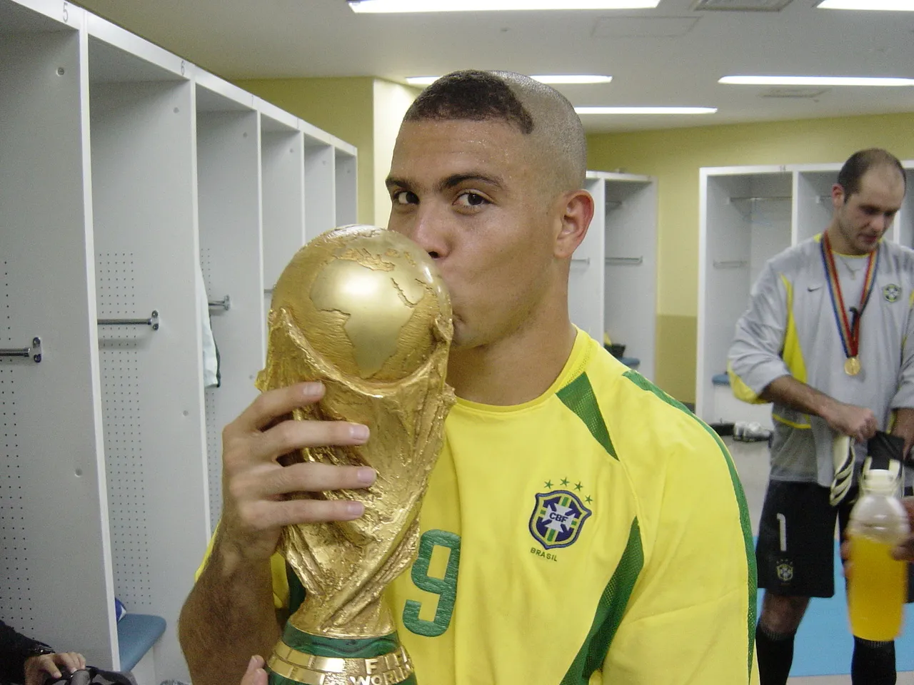 Ronaldo com a taça do Penta em 2002, conquistado na Copa do Mundo do Japão/Coreia do Sul
