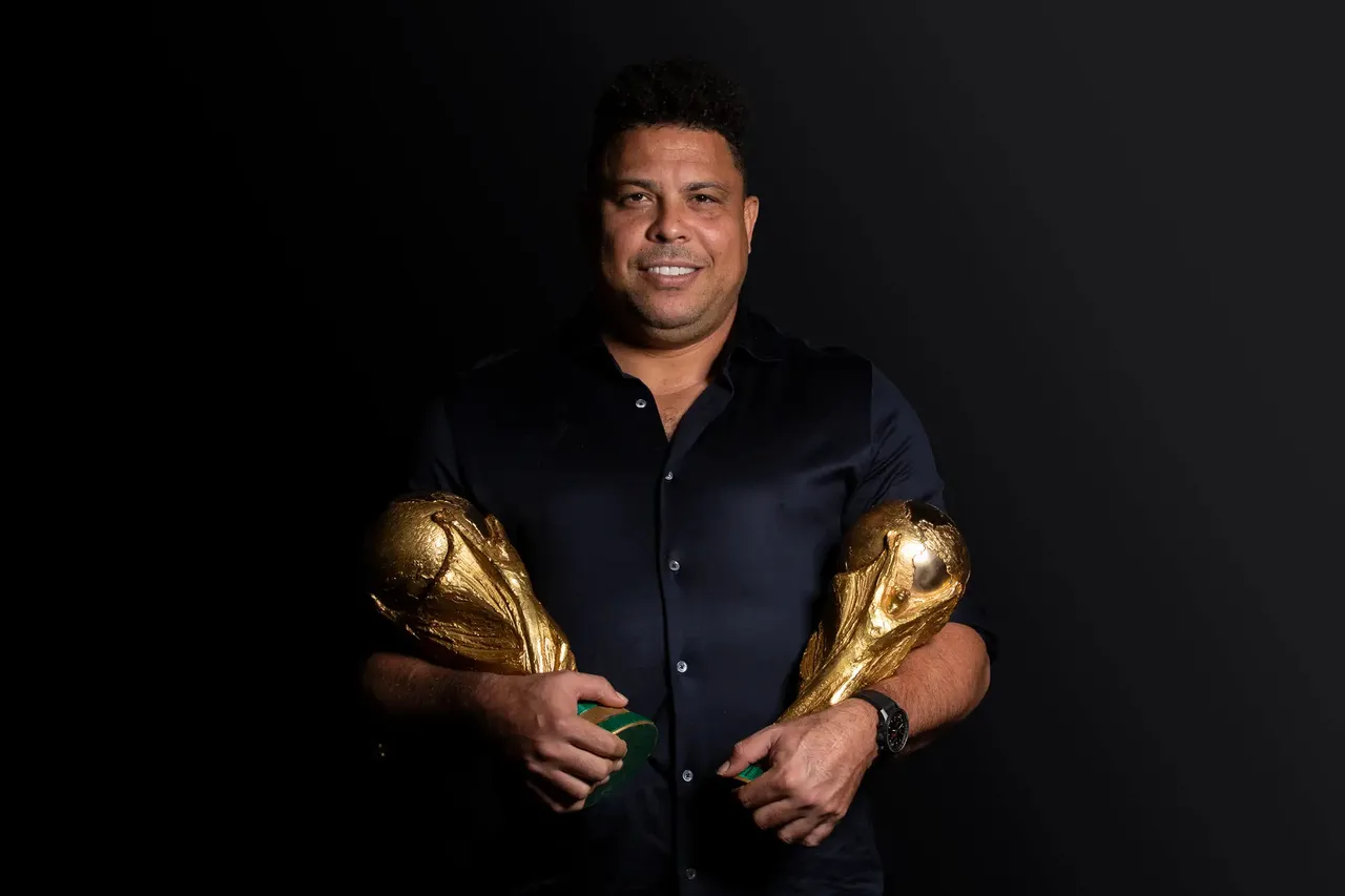 Ronaldo com as taças que conquistou pelo Brasil, em 1994 e 2002