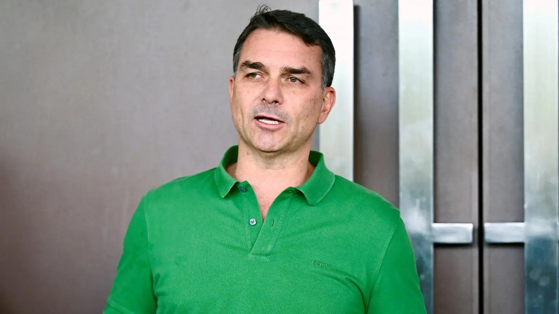 Imagem da notícia Flávio Bolsonaro mira indecisos e cita Jair e Lula em propaganda: 'Sou diferente dos dois'
