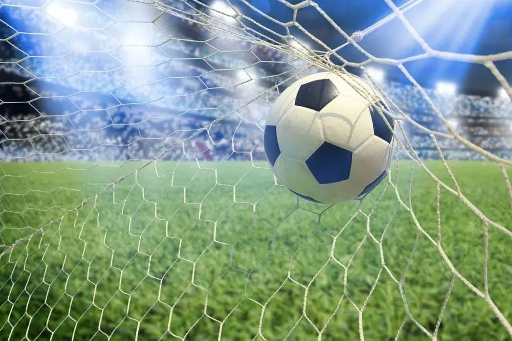Imagem de uma bola no fundo da rede