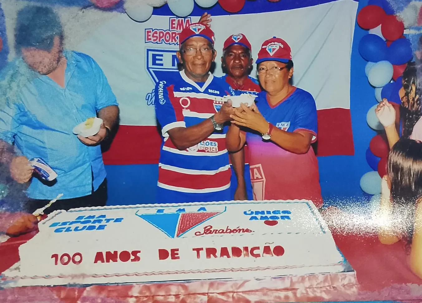 Família Cassimiro durante celebração dos 100 anos do Ema Esporte Club.
