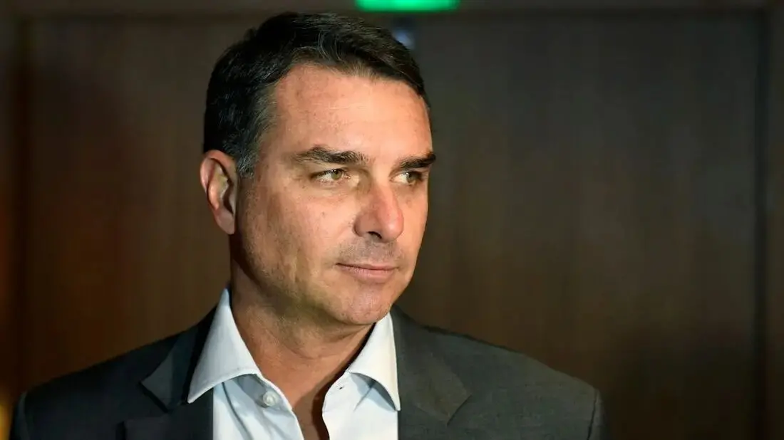 Imagem da notícia Flávio Bolsonaro rebate viagem em jato de Vorcaro e diz que aeronave era de Willer Tomaz